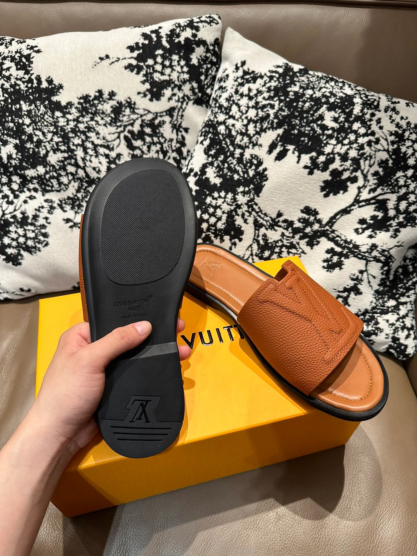 Men's shoes💰360💰 New LV slippers hot sale🩴 Full cowhide surface, cowhide lining, cowhide feet, size 36-46